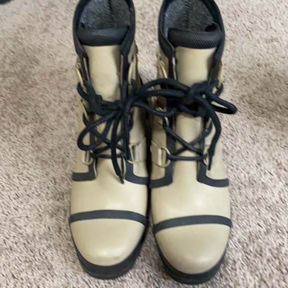 Tan and black Sorel rain boots - Picture 4 of 5